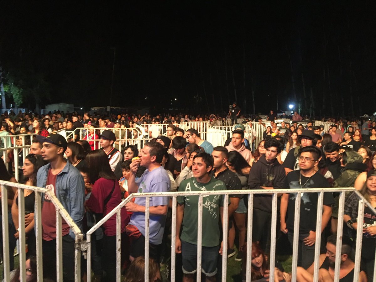 muniquilicura's tweet photo. TODO #QUILICURA DISFRUTA EN FAMILIA 😍
Miles de personas disfrutaron el show de #LaShimbombo que hizo bailar a las familias.
Ahora, en el escenario canta en vivo #MauricioRedolés y su banda. 🎼🎸
El espectáculo continúa con #ChanchoEnPiedra y cierra #LaMoralDistraída 😉 https://t.co/vyIClV6dfy