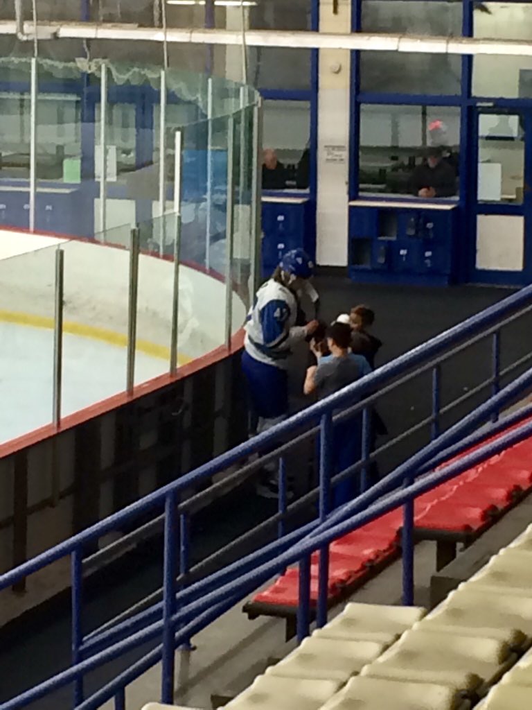 LongBeachSharks's tweet photo. #LBSharks Eli Powell signing autographs before Cape Cod Islanders #LBSharks match https://t.co/mjVn29ghyh