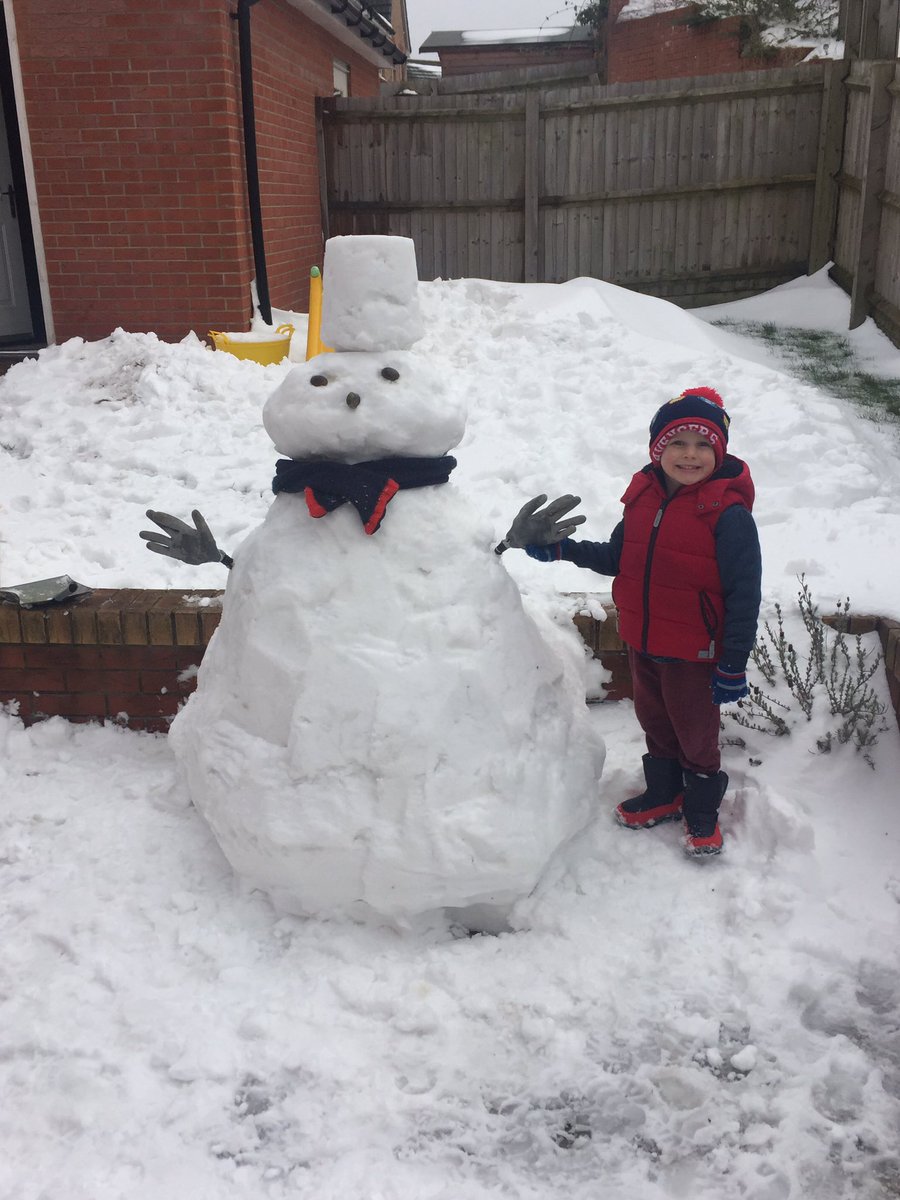 DraMrsj's tweet photo. @Ysgol_y_Castell here's 'Ronnie' the snowman! 😊☃️❄️ https://t.co/Uvnu3APzwv