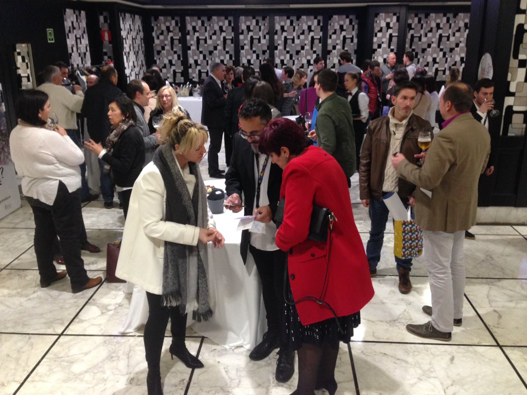 DeEuskadiz's tweet photo. Han pasado dos días y todavía tenemos en la cabeza lo bien que lo pasamos fusionando #GranadaBilbao Cerveza y vino granaínos con carolinas bilbaínas 😍😍😍😍 y con @vueling mucho más fácil hacer #grxbio @turgranada https://t.co/MmnYbqE15U