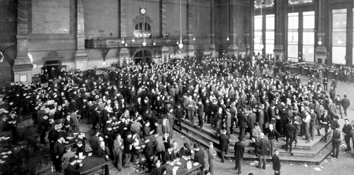 RAAMLAB_COM's tweet image. July, 2nd 2015, CME Group closes most of its futures trading pits in Chicago and New York. With wheat, corn, cattle and hogs flowing into the city, a market emerged and businessmen formed the Chicago Board of Trade in 1848 and the Chicago Produce Exchange, precursor of the CME