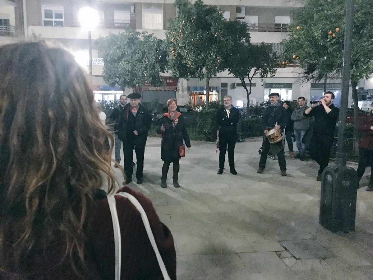 FallesPopulars's tweet photo. Santi i Paco, tabal i dolçaina, sense vosaltres no hi ha albaes. Acabem les falles cantant a @ensayoerror la nostra artista fallera "Si hi ha futur serà d'elles" #FPC18 #LesFallesSeranSempreNosres https://t.co/w1DRt1trsC