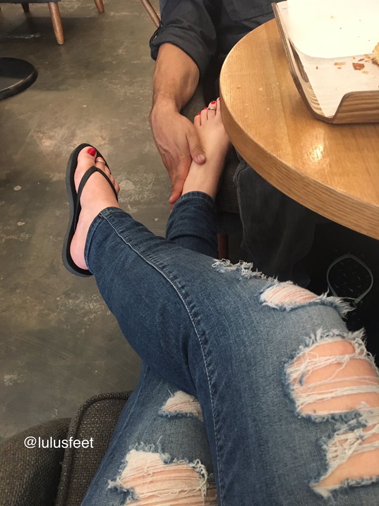 lulusfeet's tweet photo. Pastries and foot rubs 🙌 I'm spoiled today 😇 #footfetish #feet #fetish #footrubs https://t.co/xYKESWVHUy