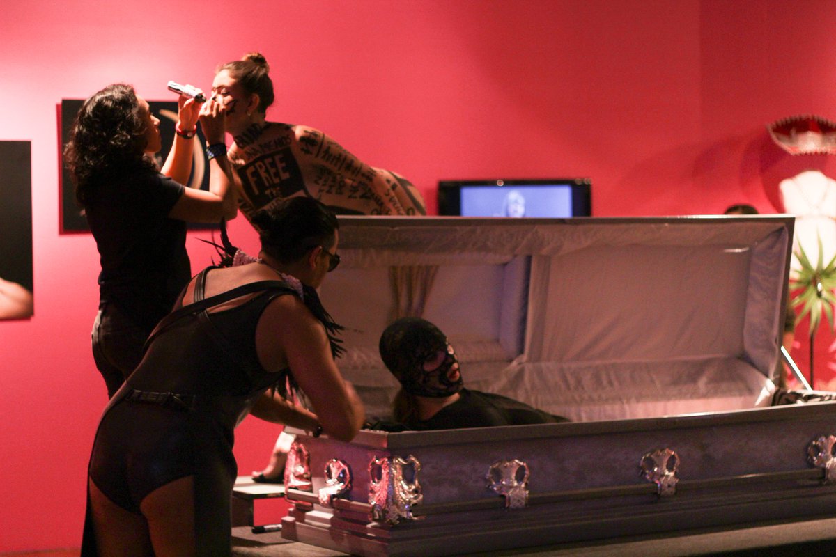 museoAmodernoMX's tweet photo. Estamos listos para presenciar la presentación del performance "Arte irreverente en tiempos de crisis extrema" 😲😲😲🙃🙃 🙃
¡No olvides compartirnos todas tus fotos usando el hashtag #GoMexMAM! https://t.co/elnrQXPuRc