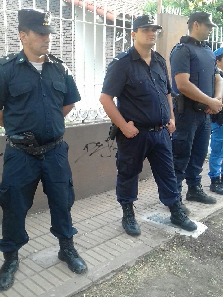 hijos_capital's tweet photo. Y sumamos: los policías en la puerta del genocida no están  identificados
@mariuvidal y @rctagliaferro deben dar algún explicación. 
#EscracheAHidalgoGarzón https://t.co/YNe3GxSvY5