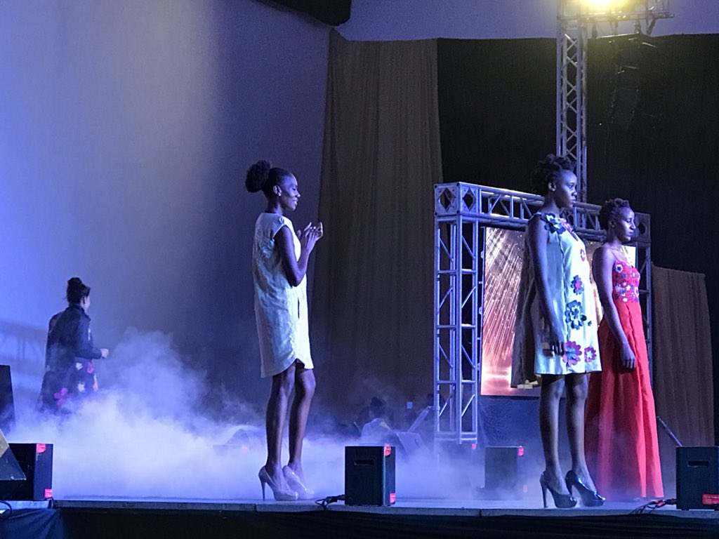 riteshbarot_r's tweet photo. @DeepaDosaja congratulations #Tawaa2018 #TAWAA #TAWAAwards #FashionDesignerOfTheYear2017 @TheAsianWeekly @nishahirani @JavedKana @harleenjabs @SimonMuli @Ravelbow @patelkajala @vikashpattni @kamz26 https://t.co/3zf4R6cqud