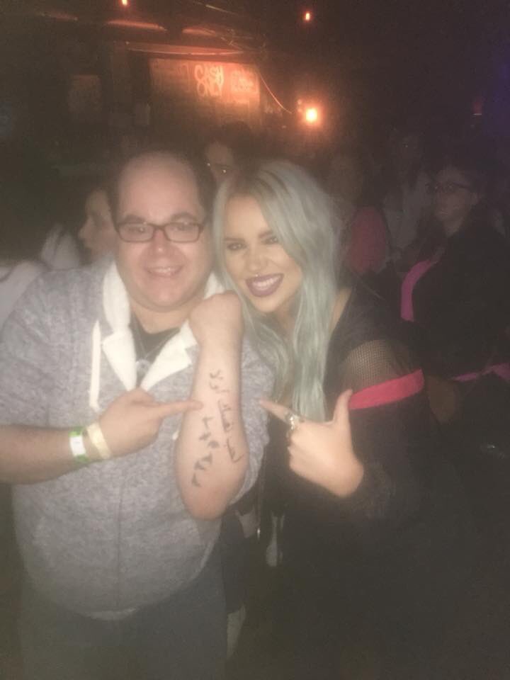 Amy_Guess's tweet photo. Meeting you guys and hearing your stories will forever be the best part of being out on the road ❤️✨ this cutie slaying with his #loveyourselffirst tattoo 💪🏼👊🏼🖤 https://t.co/lhf5uTg22q