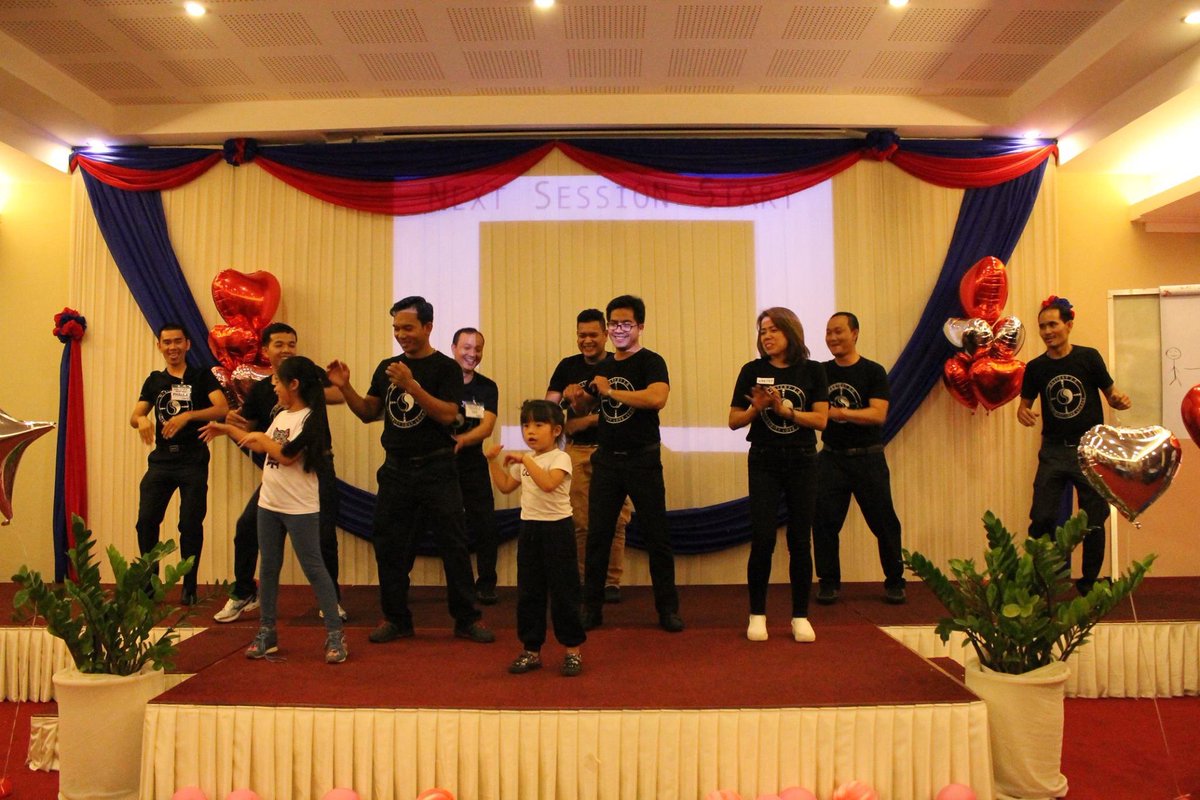 KayYuin's tweet image. អ្នករាំ ជំរុញអារម្មណ៏រីករាយ មុនពេលចាប់ផ្តើមការអនុវត្តលេង CashFlow ១០១