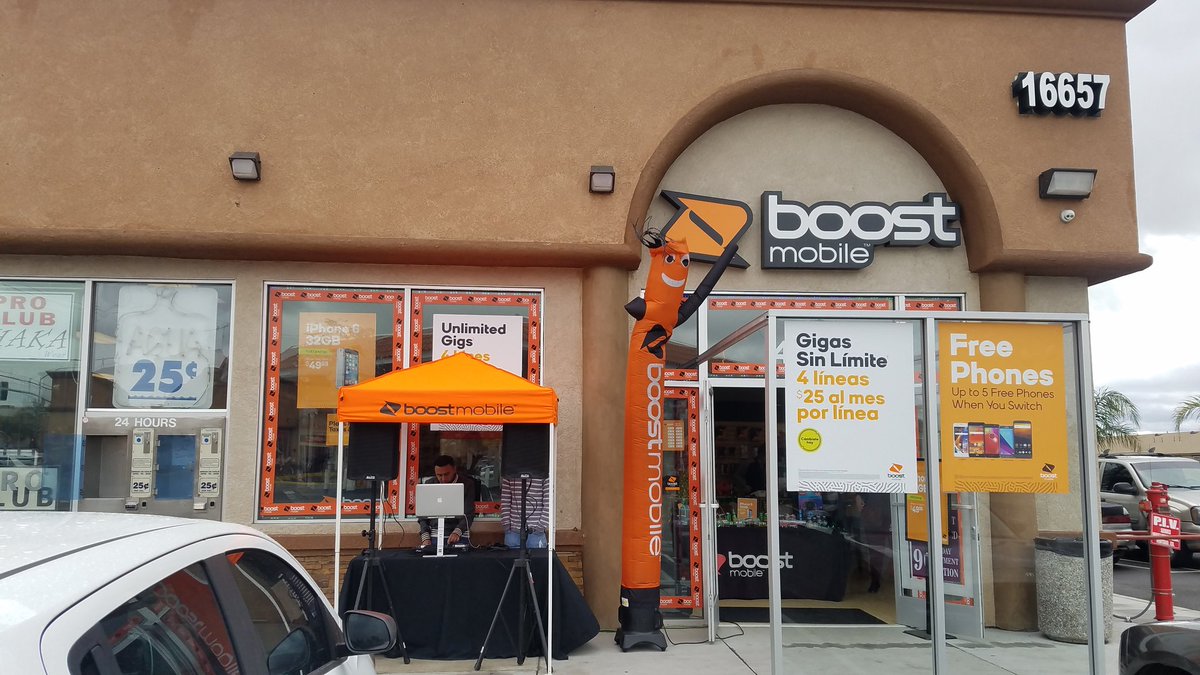 DJ event at Awwad Wireless with tons of foot traffic. <a href="/prailpcs/">Patrick Rail</a> <a href="/TimJamaal/">Jamaal</a> <a href="/awwadwireless1/">Awwadwireless</a>