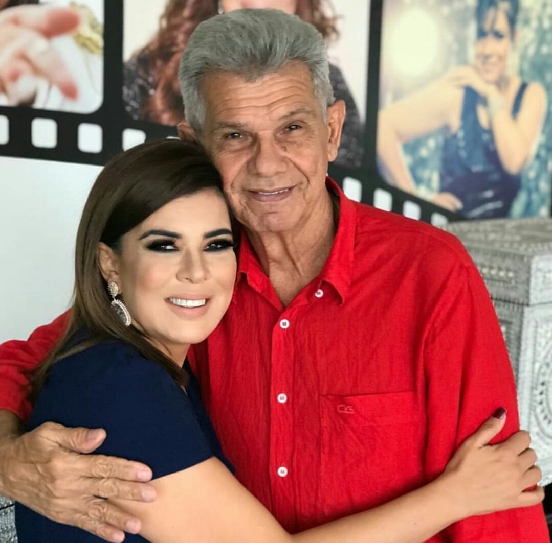 MaraMaravilha's tweet photo. Ele é meu amor, meu pai do coração, Raimundo Souza, ser humano lindo, admiro, respeito, amo e tenho uma eterna gratidão... Deus te abençoe meu veio... https://t.co/d1GDmcVVM4