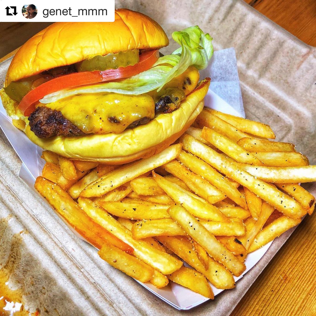 FoodlyEats's tweet photo. Add a chocolate milkshake and you’re set! 😋 Genet 

#foodlyeats #foodlover #foodnetwork #cuisine #delicious #snacks #eats #yummy #tasty #forbes #foods #taste #instafood  #yummyfood #tastyfood #tastefullysimple #foodandwine #newseasonsmarket https://t.co/K62Uf3M3tx