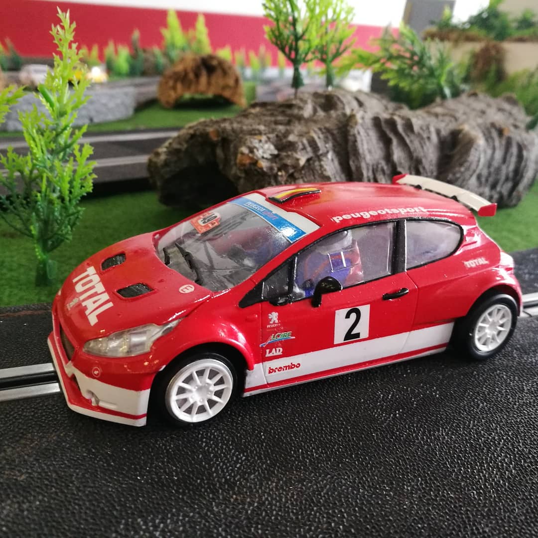 ParlaSlotRacing's tweet photo. Variedad de monturas hoy en la primera prueba del regional madrileño de Rally-Slot. #peugeot208 #Subaru #rally #rallyslot #WRC https://t.co/VTEJtRciRW