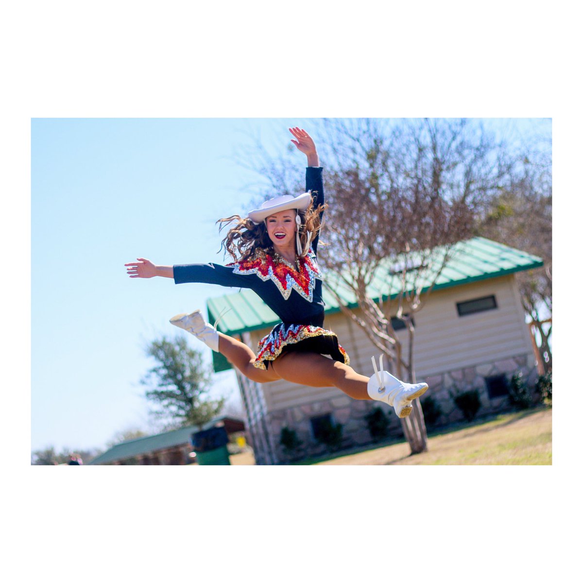 mollie_mayfield's tweet photo. Took photos of the beautiful @ApacheBelles Head Dance Captain @BmileyMiley this morning 💛🖤 #ApacheBelles #TJC #EastTexas https://t.co/g5izQwceyx