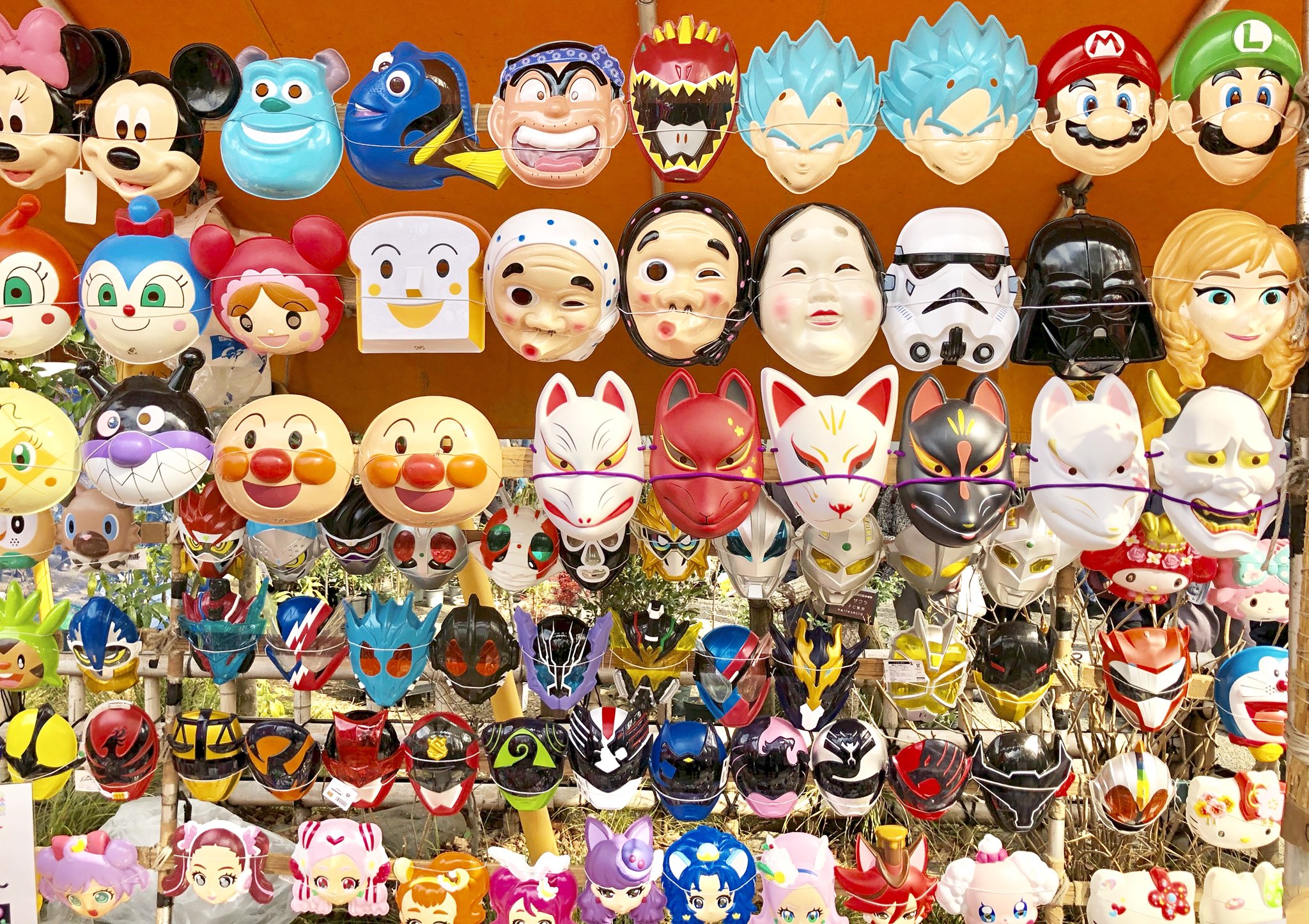 情景師アラーキー 荒木さとし Sur Twitter 日本の文化 お祭りのお面屋を見ると その時代の流行のキャラがよく分かります こんなにバラエティー豊富 キャラクター大国 日本 スターウォーズの横にひょっとこ おかめの面が飾ってあるところとか好き 18年 情景師アラーキー 荒木さとし Sur Twitter 日本の文化 お祭りのお面屋を見ると その時代の流行のキャラがよく分かります こんなにバラエティー豊富 キャラクター大国 日本 スターウォーズの横にひょっとこ おかめの面が飾ってあるところとか好き 18年