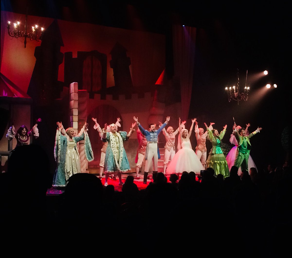 LizzKiiss's tweet photo. Topmusical! Topcast! 
We waren precies 3 kleine prinsessen op een rij... Gehuild van het lachen met die groene fee en Titus. En meegedanst op de swingende nummers. Vol verbazing gekeken naar al dat talent! #doornroosje #deepbridge https://t.co/agPTIjlPpk