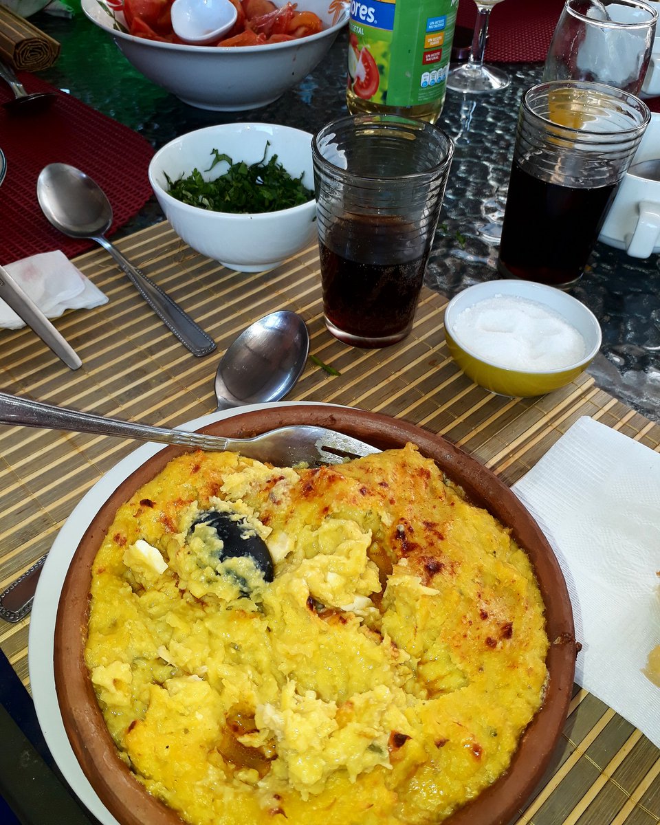 MauroRosales's tweet photo. Delicioso quedo el #PasteldeChoclos🇨🇱 cocinado a leña en #HornodeTarro🇨🇱 .Gracias Señor por todo lo que nos das 😃 🌻 🌼 😎 👨👩👦👦 Despidiendo el #Verano2018 https://t.co/bwcMPmEj6N