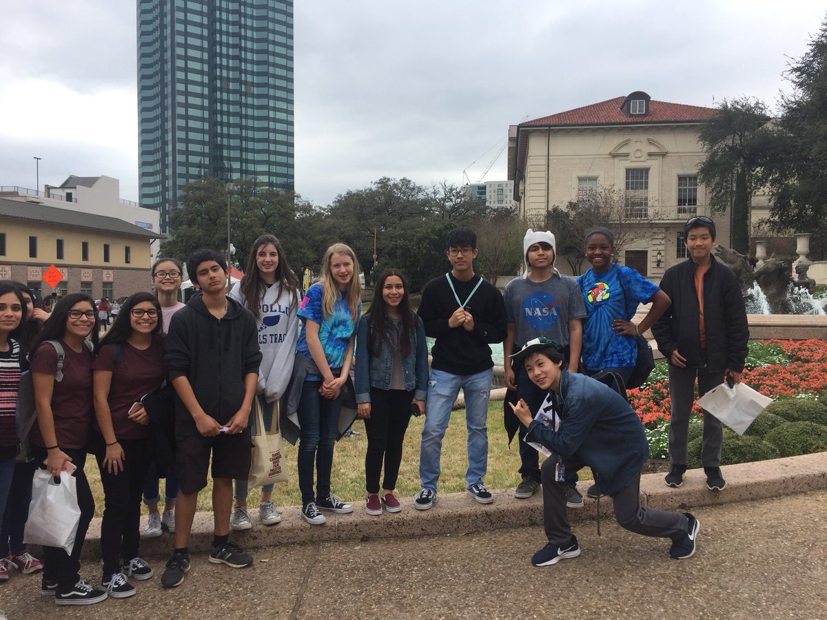 lauraeavalos's tweet photo. Brought a fantastic group of students to #ExploreUT . We had fun exploring the campus. @Apollo_Panthers #ApolloGearUp https://t.co/6WMY8QGoDM
