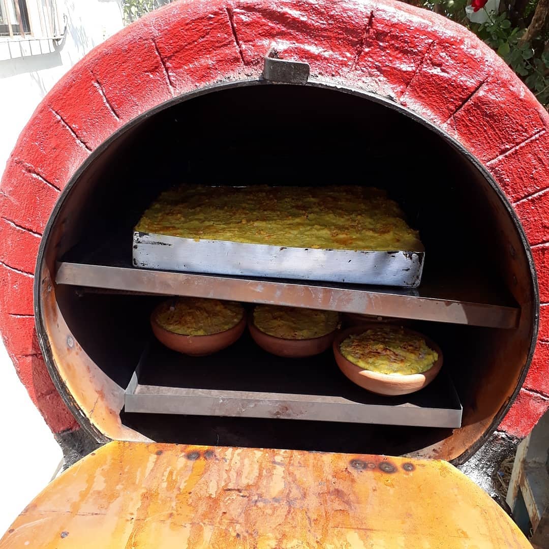 MauroRosales's tweet photo. Delicioso quedo el #PasteldeChoclos🇨🇱 cocinado a leña en #HornodeTarro🇨🇱 .Gracias Señor por todo lo que nos das 😃 🌻 🌼 😎 👨👩👦👦 Despidiendo el #Verano2018 https://t.co/bwcMPmEj6N