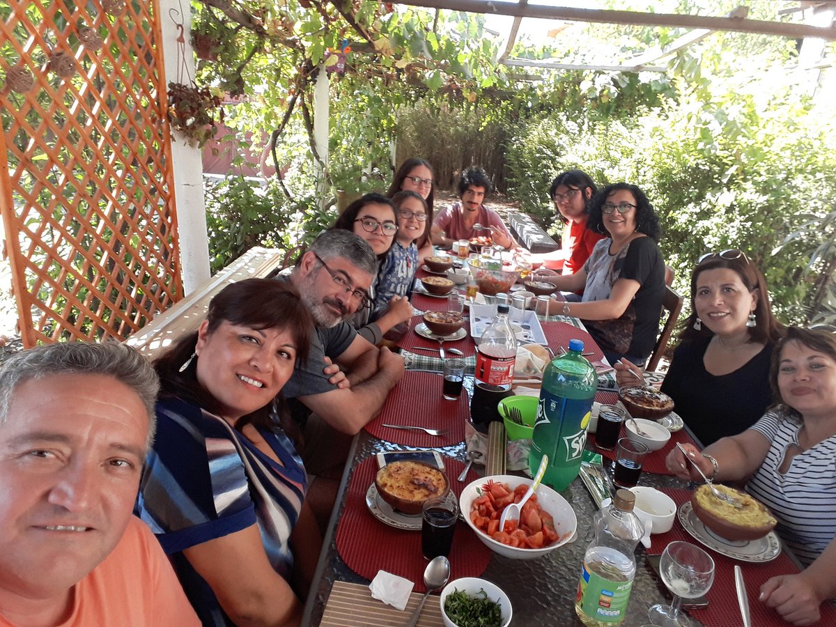MauroRosales's tweet photo. Delicioso quedo el #PasteldeChoclos🇨🇱 cocinado a leña en #HornodeTarro🇨🇱 .Gracias Señor por todo lo que nos das 😃 🌻 🌼 😎 👨👩👦👦 Despidiendo el #Verano2018 https://t.co/bwcMPmEj6N