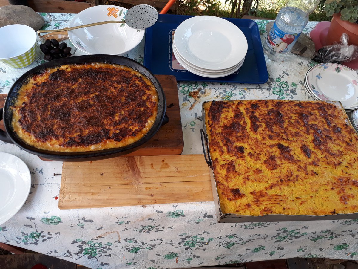 MauroRosales's tweet photo. Delicioso quedo el #PasteldeChoclos🇨🇱 cocinado a leña en #HornodeTarro🇨🇱 .Gracias Señor por todo lo que nos das 😃 🌻 🌼 😎 👨👩👦👦 Despidiendo el #Verano2018 https://t.co/bwcMPmEj6N