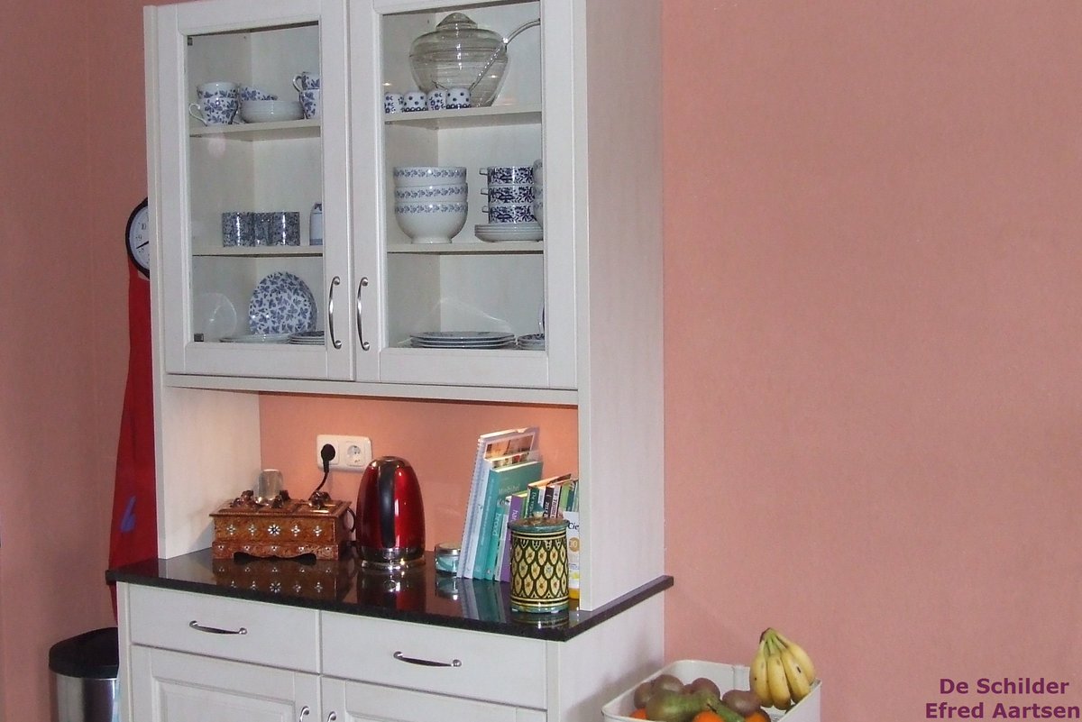Mooie reactie op mijn website efred.nl/recensies ontvangen.
De wanden heb ik o.a. in Classic Beigerood geschilderd en de kozijnen in Hoogglans Crèmewit. Een klassieke combinatie.