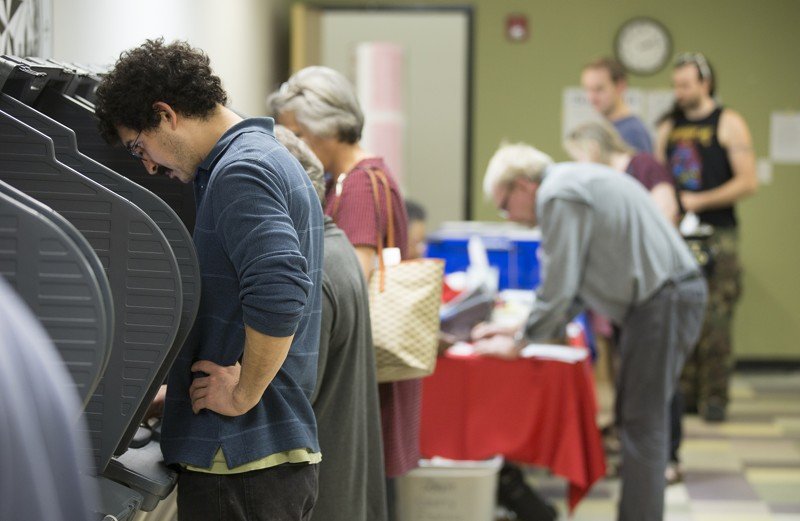 statesman's tweet photo. JUST IN: Texans smash early voting record powered by Democratic surge https://t.co/FdsbWHBxZ1 https://t.co/OWjQKvJT1m