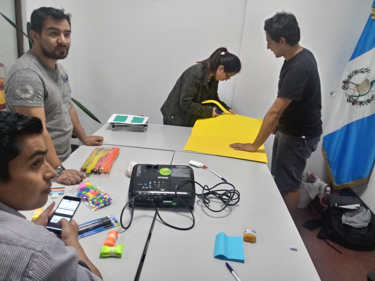 _ojoconmipisto's tweet photo. Los dateros visualizan de forma creativa los datos sobre temas que eligieron #OpenDataDayGT #ODD18 #DatosAbiertosGt https://t.co/SF2hxvUdKJ