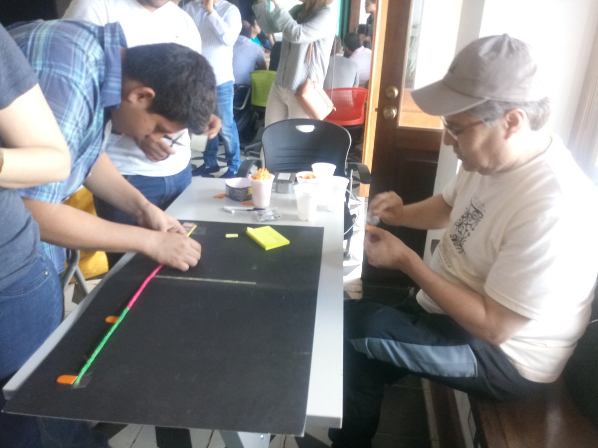 _ojoconmipisto's tweet photo. Los dateros visualizan de forma creativa los datos sobre temas que eligieron #OpenDataDayGT #ODD18 #DatosAbiertosGt https://t.co/SF2hxvUdKJ