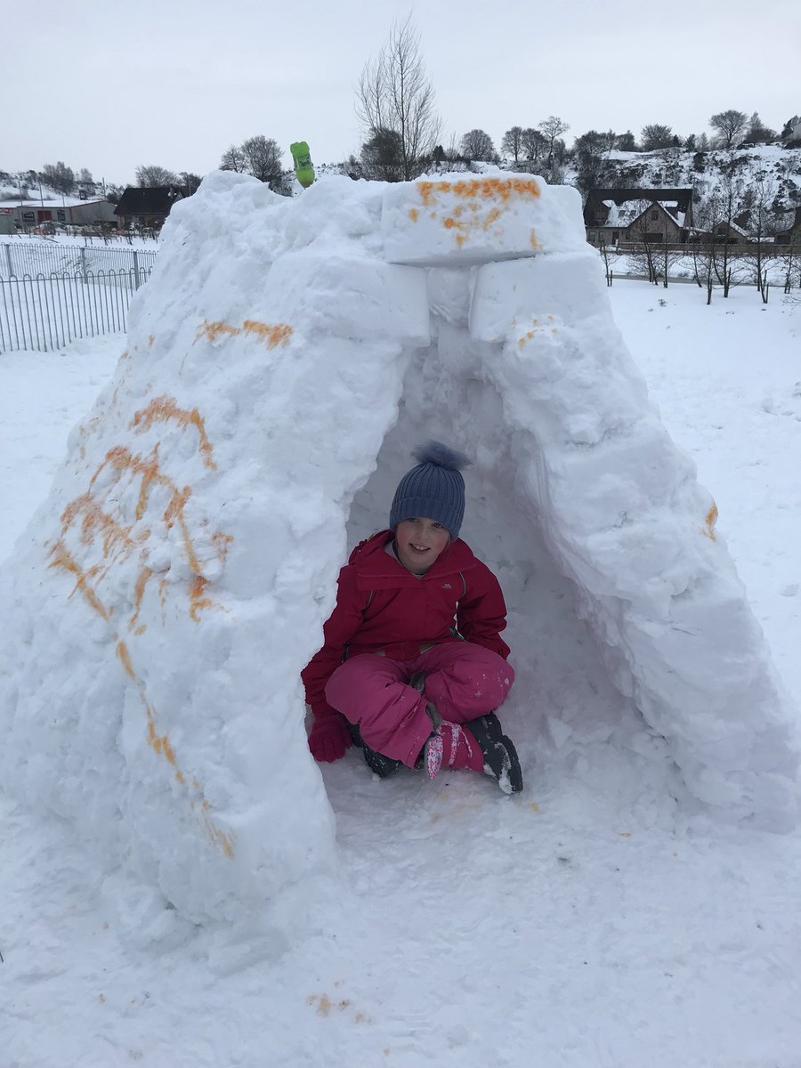 purpledust77's tweet photo. @StJoseph_P4 check my igloo in kilsyth ☃️#snowweekend https://t.co/dhUVegdr78