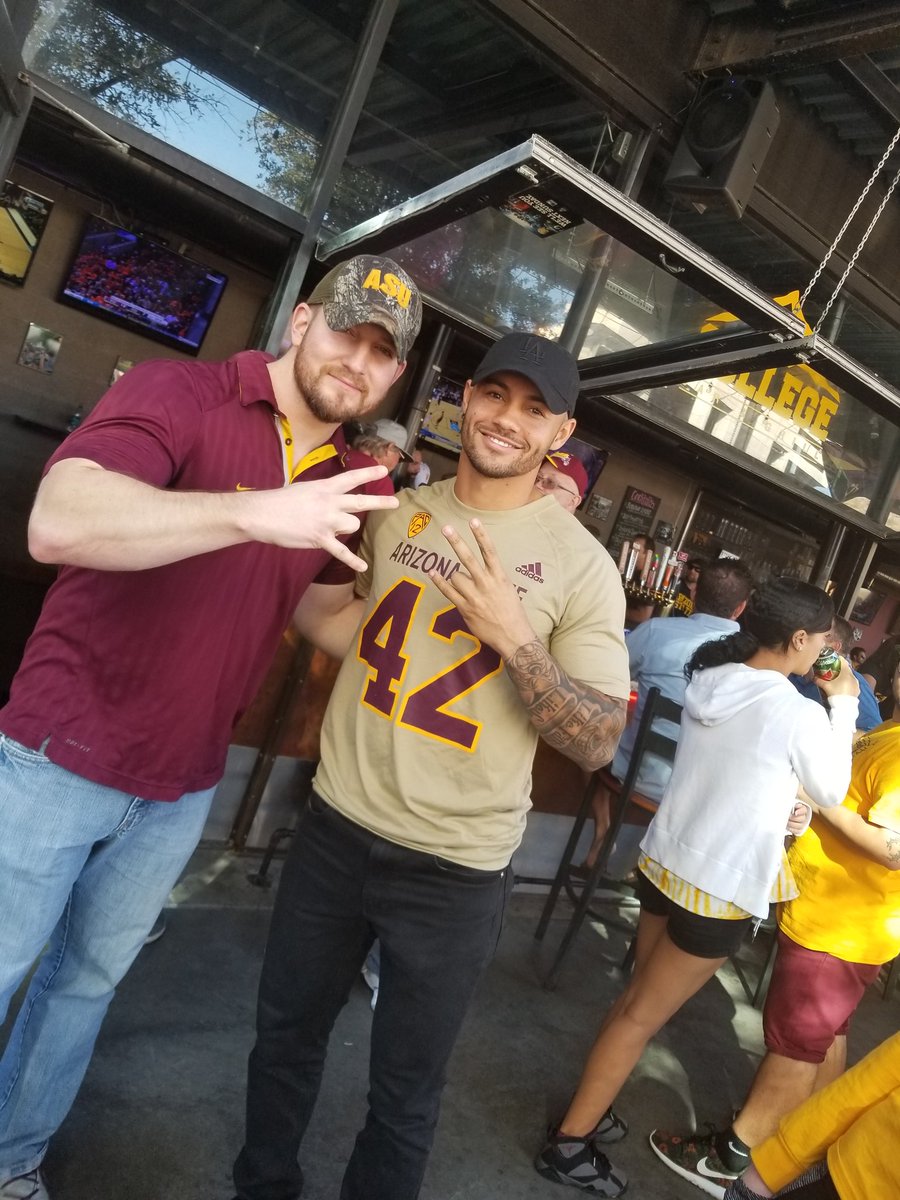 JoeHealey42's tweet photo. Absolutely thrilled to have a local legend in the house at @CollegeBarTempe! @ASTATE_8, great to see you my man! https://t.co/a6Wx2AGtcY