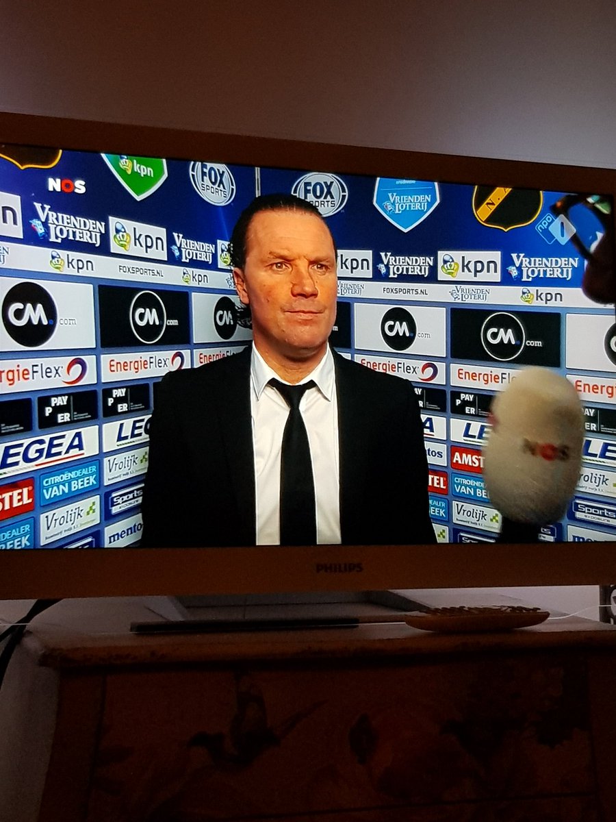 UffinkTextiel's tweet photo. Kan deze randdebiel naar een ander land gestuurd worden? 3x weggestuurd worden naar de tribune, weglopen van de camera, hij gedraagt zich als een complete mafkees en is totaal niet bekwaam als coach. https://t.co/5mJJlbnQaB
