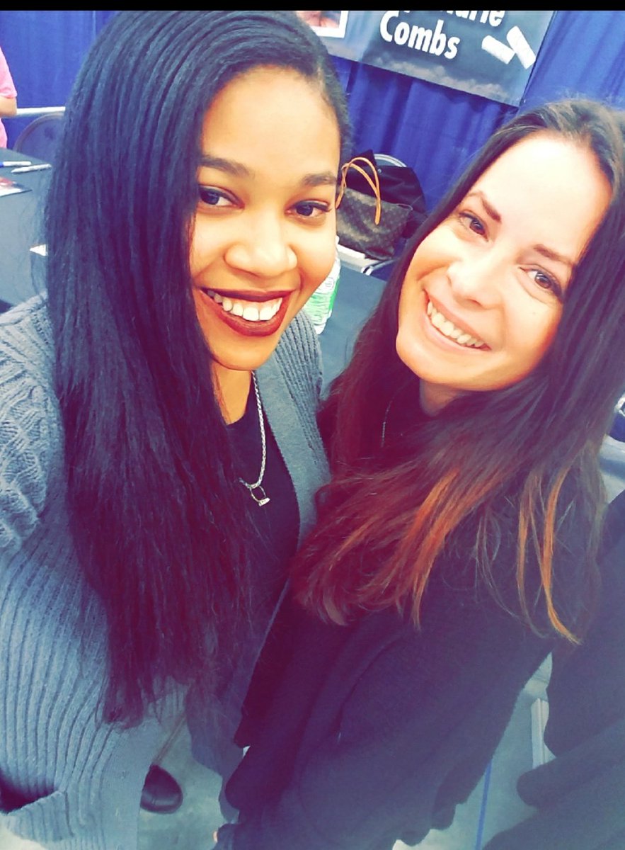 Jazzminn_Brown's tweet photo. @WizardWorld It only took 14 years but I FINALLY met her. #MyFirstIdol #IBarelySpoke #piperHalliwell #NoOneWillEverCompare thank you @H_Combs!!! โค https://t.co/BQBd94UgDn