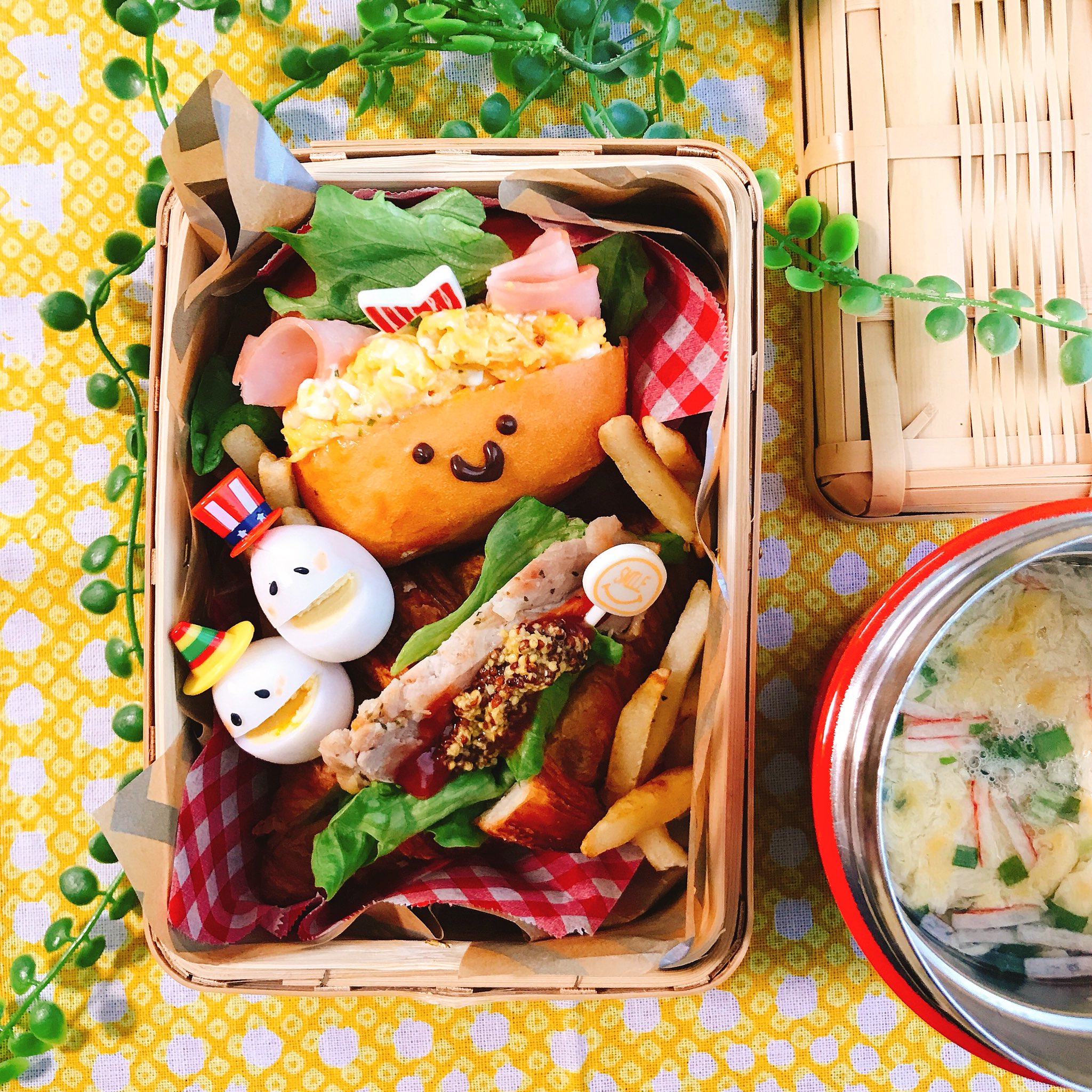 山本ちろ 妄想chiro Cafe店主 ほぼ コストコ商品サンドイッチ弁当 コストコのディナーロールにクロワッサン 鶏モモ肉 卵 レタスサンド レタスが安くて助かりました テスト頑張れー 頑張れ は 変か 娘弁当 お弁当 サンドイッチ 竹かご弁当