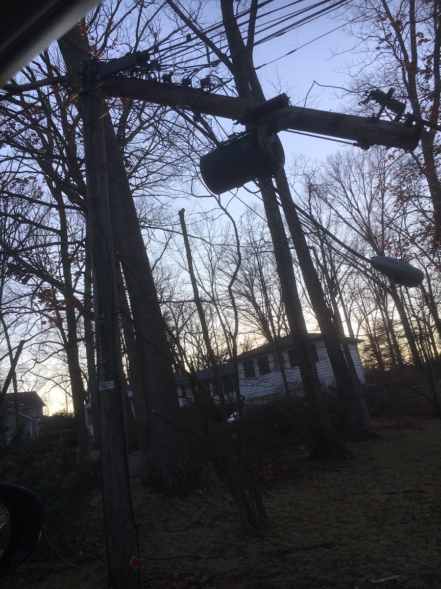 MaryamFlowers's tweet photo. #DominionFail how can this not be priority? The whole pole is broken.  Eizabeth ln fairfax va https://t.co/PtgfHb2Bfm