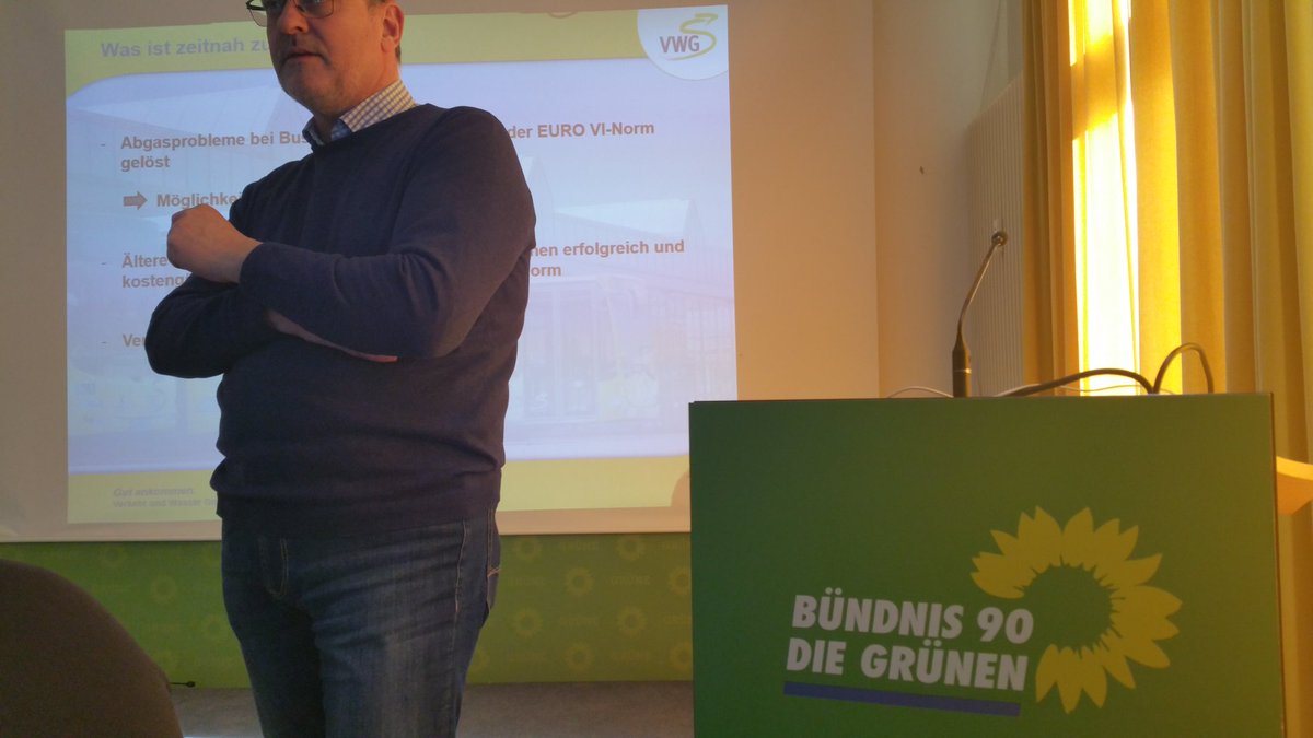 StefkaWiese's tweet photo. Die umweltfreundlichste Busflotte Deutschlands: Michael Emschermann, Geschäftsführer der Oldenburger VWG heute mit starkem Plädoyer für #BioCNG /#Biomethan bei der grüne|n Bundesarbeitsgemeinschaft #Mobilität & #Verkehr. #BAGMoVe
#GreenCNG #CNG https://t.co/lBXeh330xt