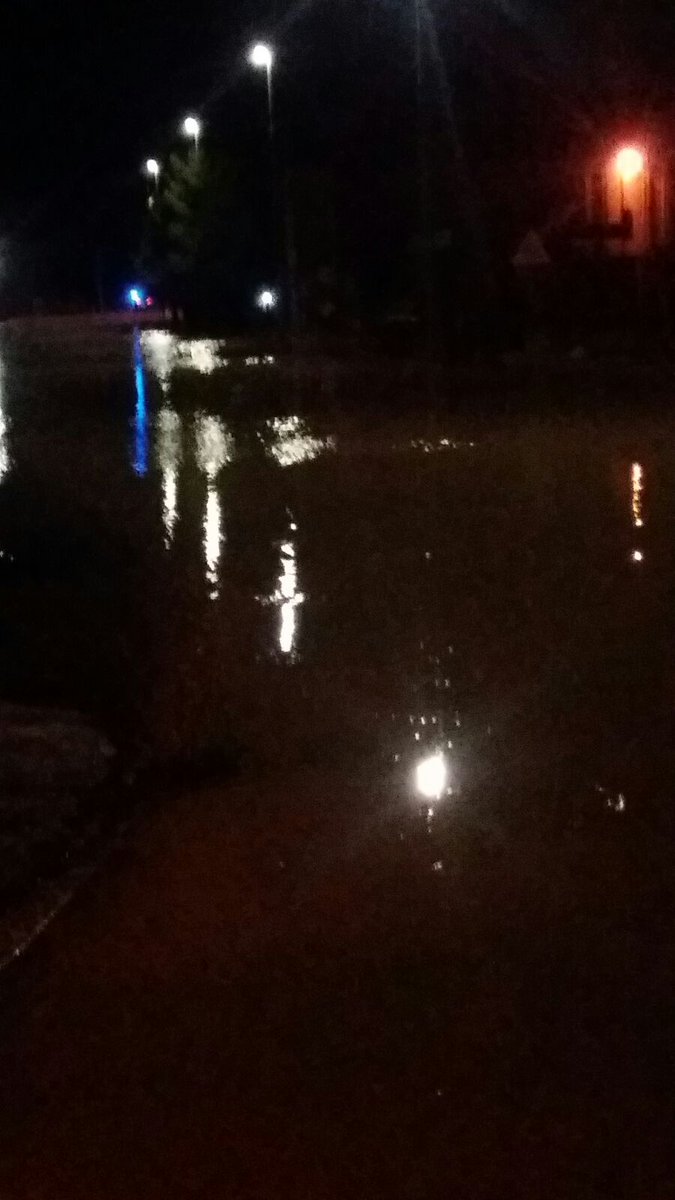 TgrRaiMolise's tweet photo. ++++++#esondato il fiume carpino #isernia mezzo metro d'acqua nell'area industriale di #pettoranello #vigilidelfuoco all'opera con idrovore. Notte di lavoro @TgrRai @NNicolarao @FiumeGiancarlo @LauraZGCostanti @LCalfapietra @CONAPO_VF @emergenzavvf ++++++ tra poco in onda https://t.co/rmUEpXKznS