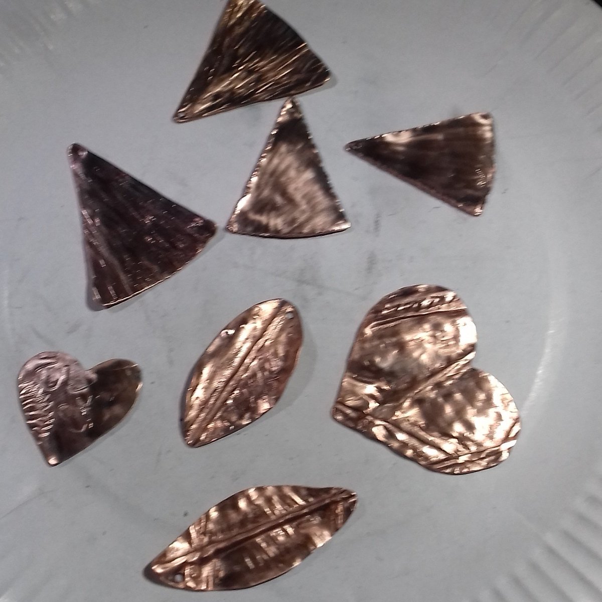 ShaliniAustin's tweet image. Looking forward to enamelling these copper pieces I prepared earlier today. A few #foldform bits in it which I am really looking forward to seeing enamelled.
#lovewhatido 😊
#workinprogress #womenincraft #coppersmith