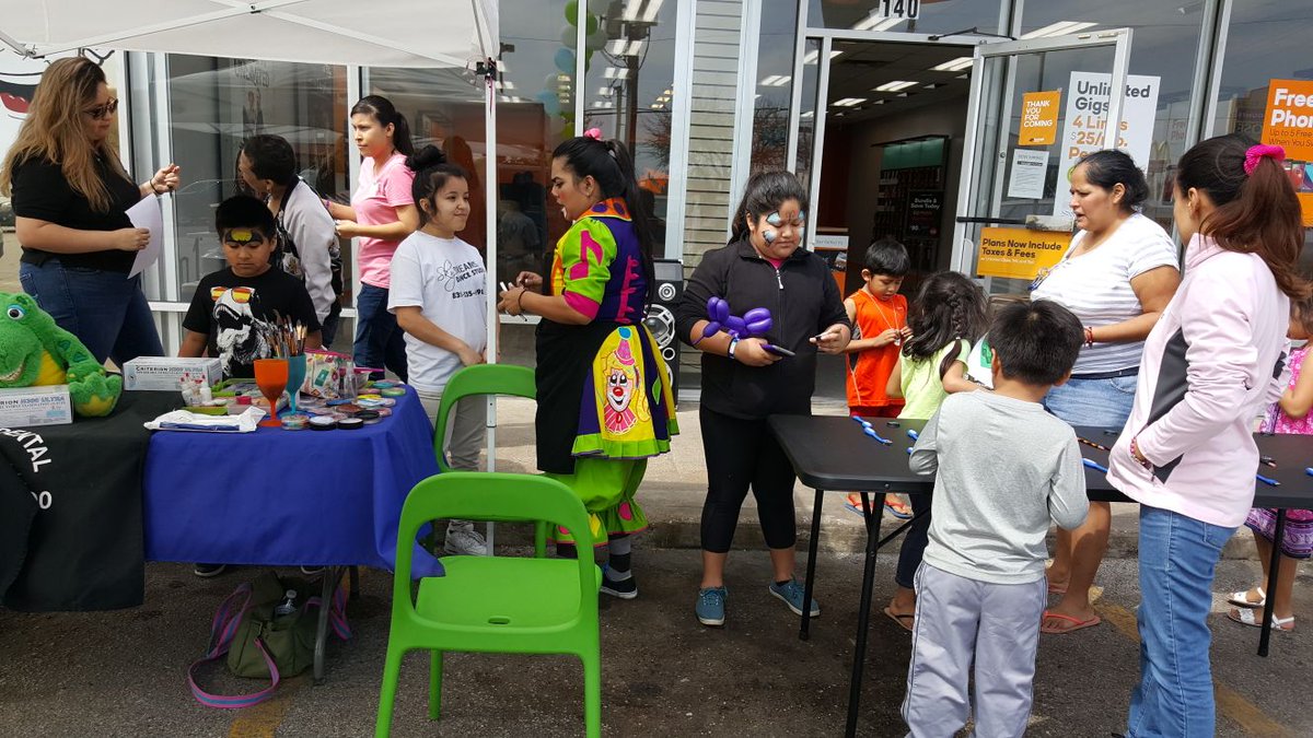 XLWayside's tweet image. Take a look at these smiling faces! Its always a good time at Boost Mobile especially with the great plans and amazing phones we have to offer you! Come on in today at 140 S Wayside so we can put a smile on your face!!! #HouTax2018 #BoostNationEvent #MaketheSwitch #Wayside