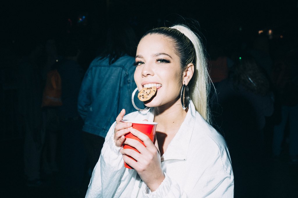 halsey's tweet photo. A Snack Story ❤️ https://t.co/fbKTSz2srl