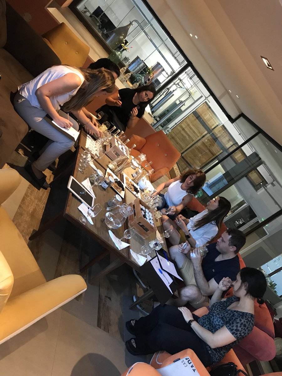 carodistiller's tweet photo. @casatapaus se vistio de Gin! 🍸🍹 Gracias a todos los que se sumaron 😊 #ginclass #londondrygin #terrier https://t.co/eaqKGwQbW6