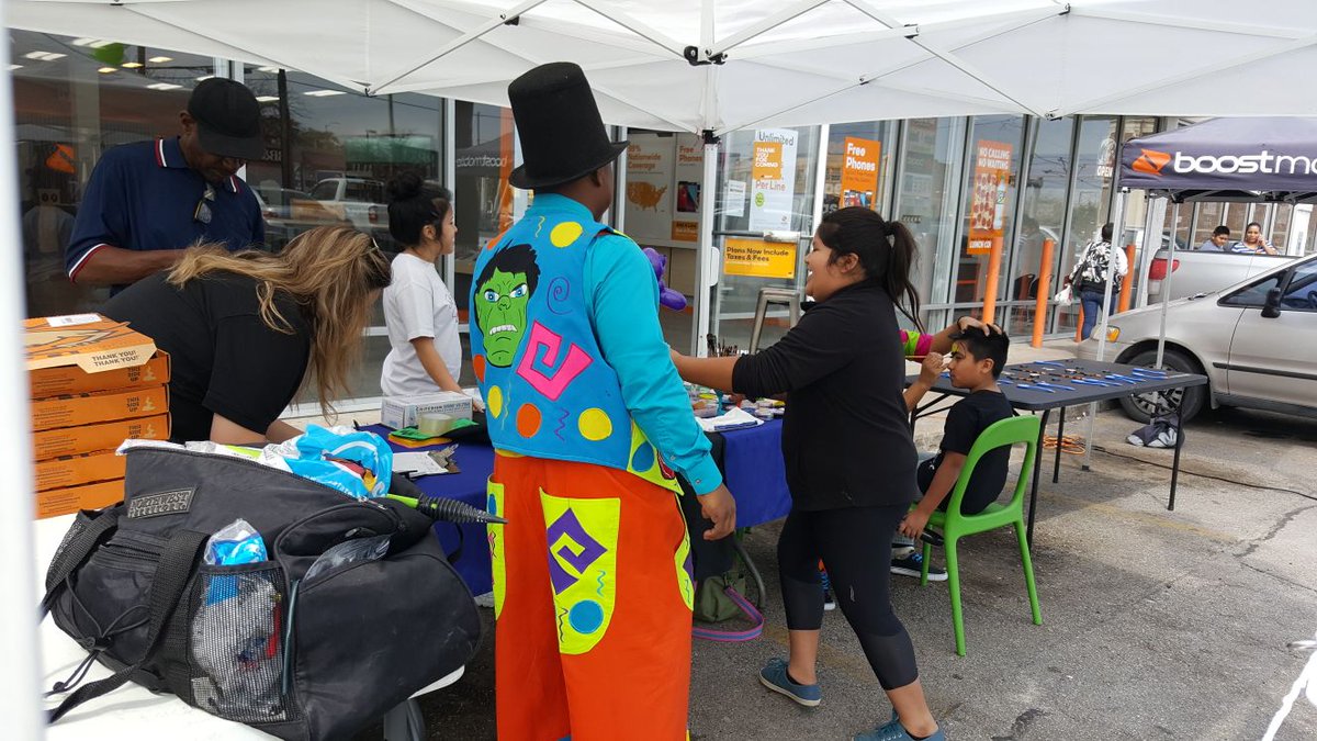 XLWayside's tweet image. How great is this??!! Come to boost mobile and you get treated just like family!! Just some pictures of the amazing time we had today with our awesome customers! Make you way to 140 S Wayside to take advantage of our great deals today! #HouTax2018 #BoostNationEvent #Maketheswitch