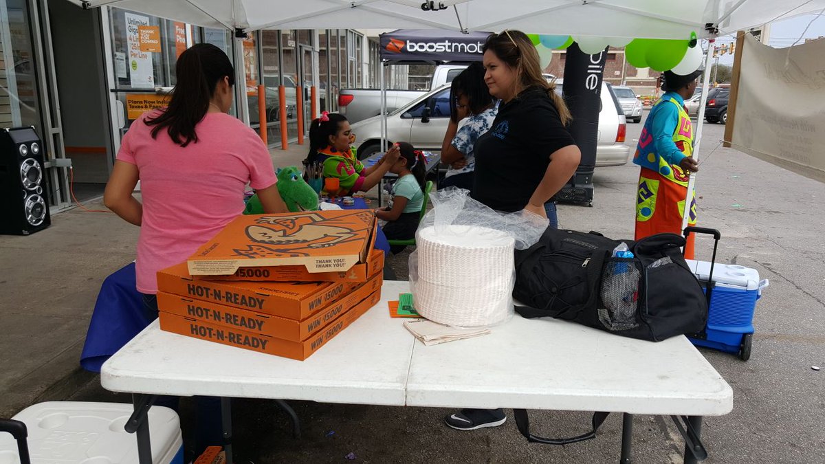 XLWayside's tweet image. How great is this??!! Come to boost mobile and you get treated just like family!! Just some pictures of the amazing time we had today with our awesome customers! Make you way to 140 S Wayside to take advantage of our great deals today! #HouTax2018 #BoostNationEvent #Maketheswitch