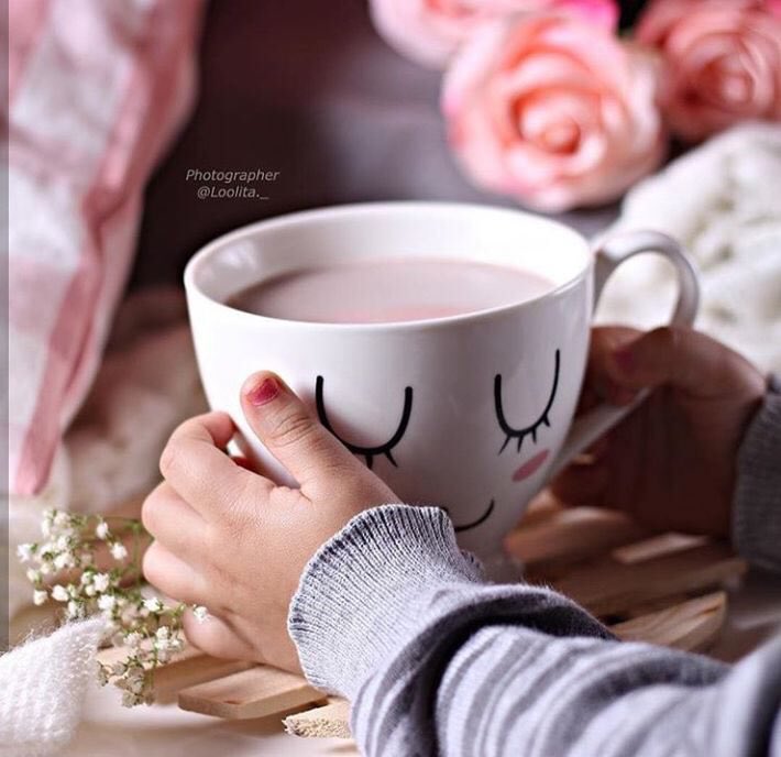 صباح الذين مَسهم الحنين إلى الطفولة، إلى البدايات إلى حيث كانوا عراة من أثقال الحياة إلى الأماكن التي تحتفظ بنا رغم أنّا نسينا رائحتها .
🖤☕️🎼