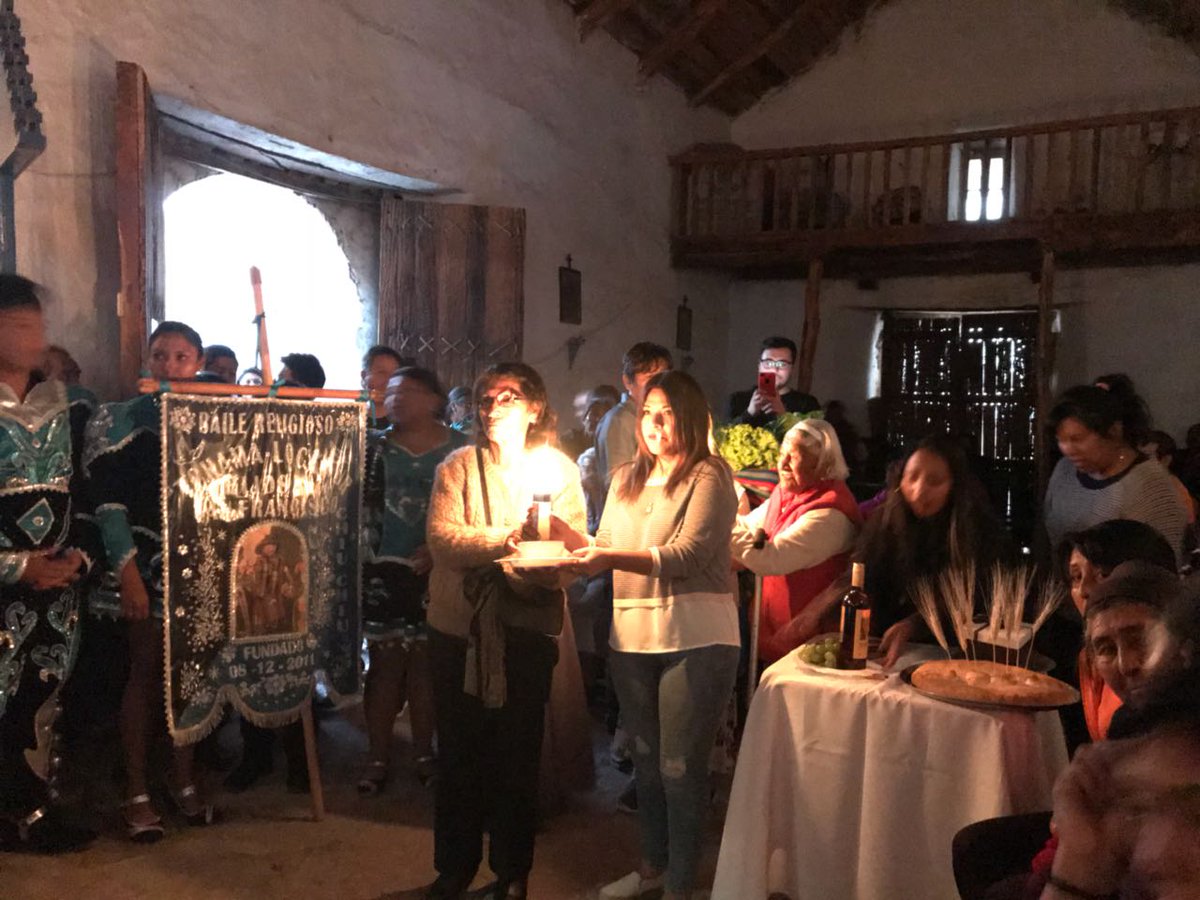 SantuAyquina's tweet photo. Los Feligreses de Chiu Chiu, ofrecen sus productos en la Misa despedida al Padre Patricio Cortes. https://t.co/1fO9CbNFep