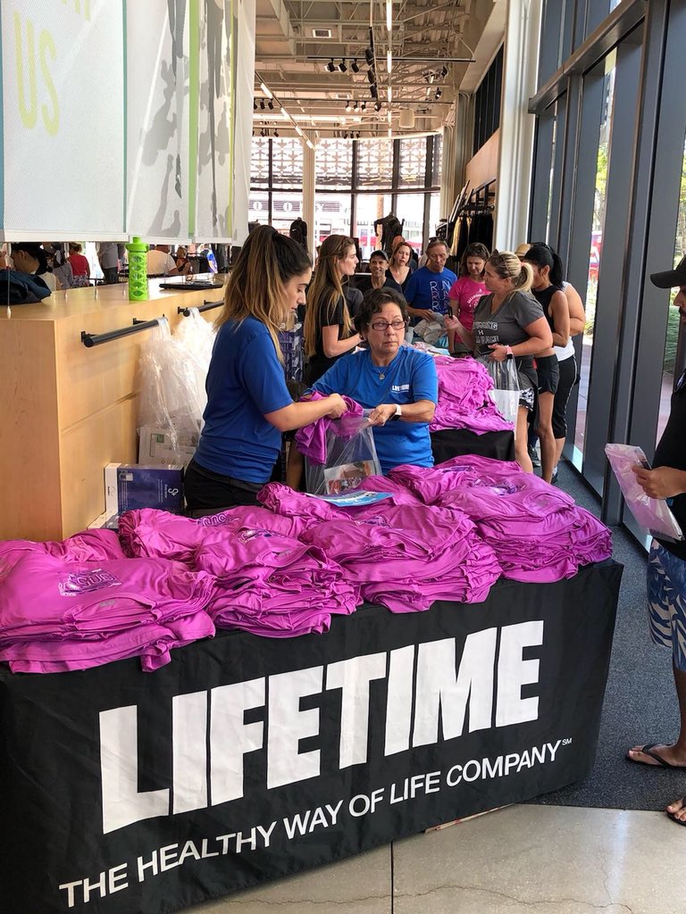 athlinks's tweet photo. Packet pickup is hopping! We are officially sold out! #run305 #runmiami https://t.co/kmIYPH0r0r