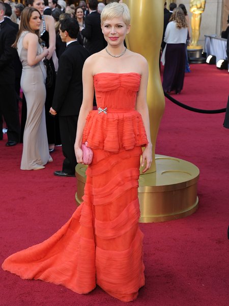 pseudobeth's tweet photo. @fantasmascope In my brain I'm like, "Emily would want me to REPRESENT for mustard yellow lovers everywhere," but what if I flipped the script and went for Michelle Williams years later (2012) in Louis Vuitton? She would forgive me, right? #Oscars #redcarpetroundup https://t.co/cKsoRhPsl7