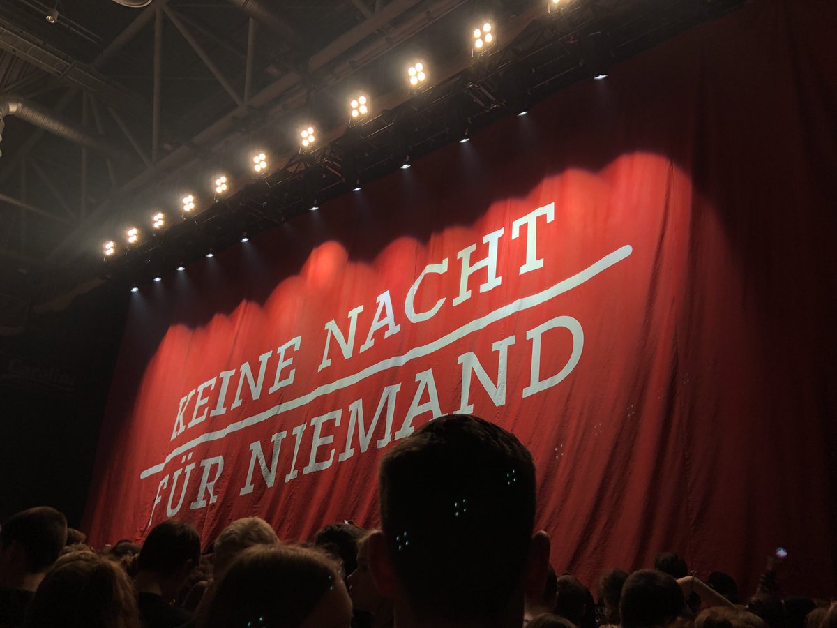 aylinpiece's tweet photo. Keine Nacht für Bielefeld 🤟🏻❤️war megaaa !! @Kraftklub #keinenachtfuerbielefeld https://t.co/cb6s1CXnBI