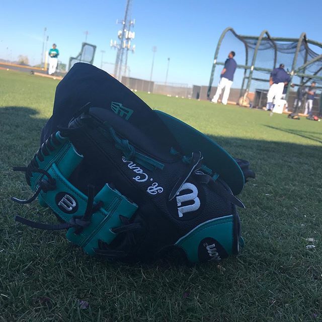 ESPN_Beisbol's tweet photo. ¿Será que este guantecito se transforma en Oro este año? @robinsoncano ¿Quién es el Guante de Oro en 2B en 2018 en la Americana? #PrimaveraMLB https://t.co/Ha4vfxiduc