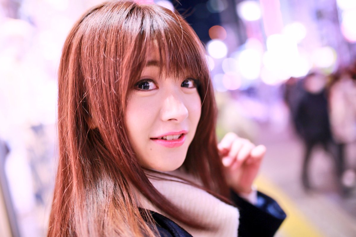 よる ネオンライト コート太って見えるからヤダ と 極寒のなか上着脱いだ彼女 長い手脚と 細いライン シルエットが美しく絵になる でも彼女の最大の魅力は女の子を楽しんでるところやと思う キラキラの全身撮り モデルまなさん 夜