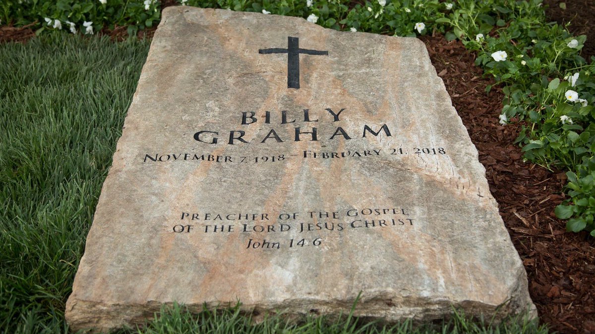 Franklin_Graham's tweet photo. His grave marker is simple--a field stone etched with these words under a cross:

Billy Graham
Preacher of the Gospel of the Lord Jesus Christ 
John 14:6

2/2 https://t.co/ZzUFWo7SN0
